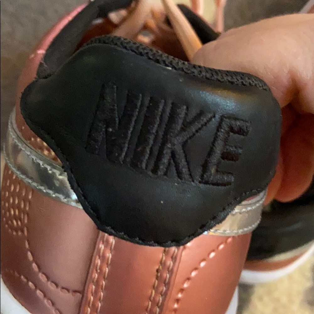 Rose gold metallic Nike sneakers - Picture 4 of 9